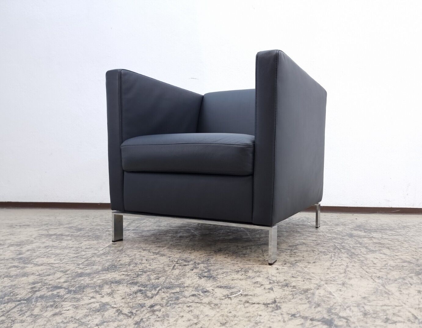{{ product_title }} – {{ product_type }} von JS Furniture, Designer-Möbel gebraucht.
