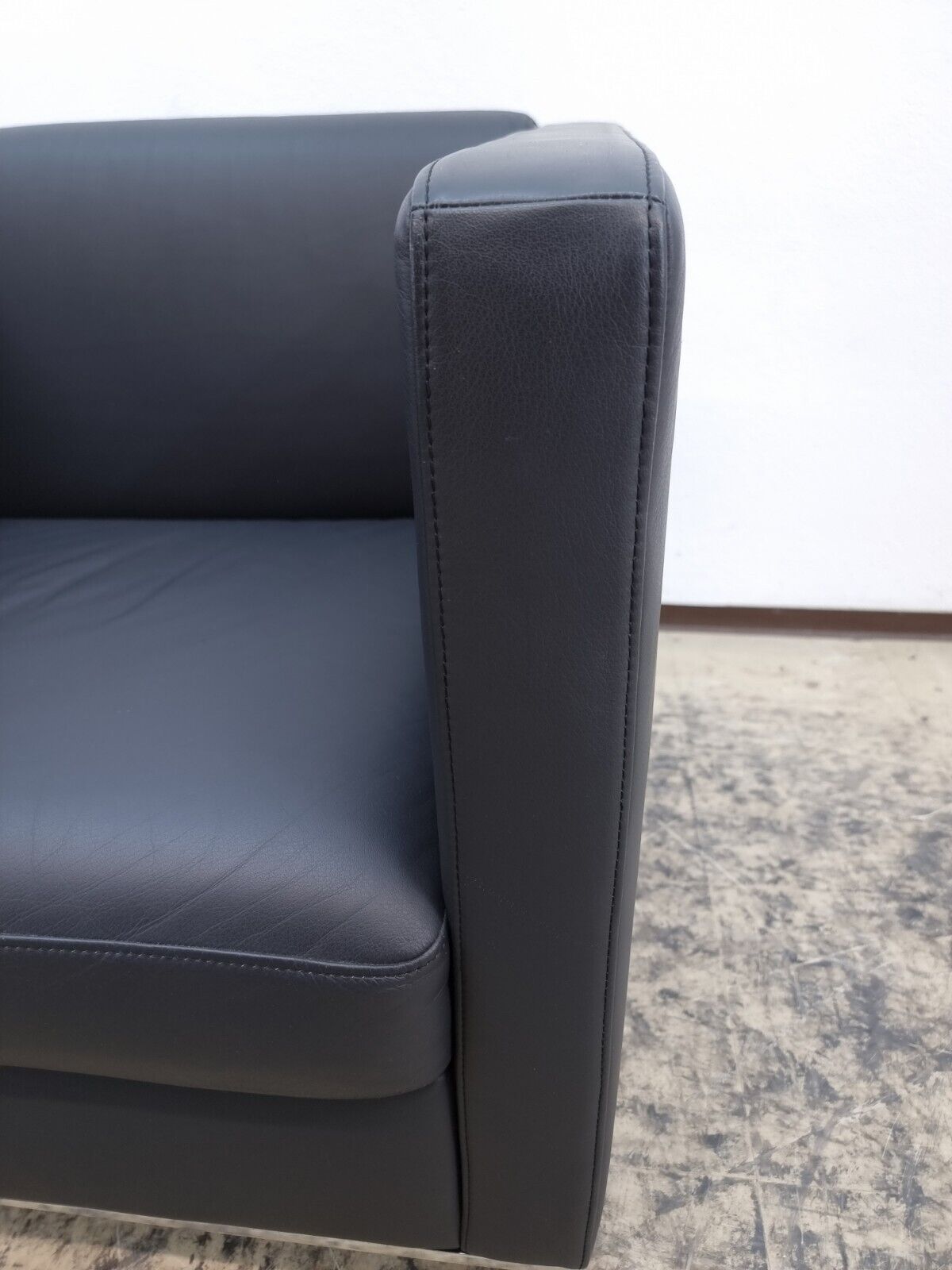 {{ product_title }} – {{ product_type }} von JS Furniture, Designer-Möbel gebraucht.