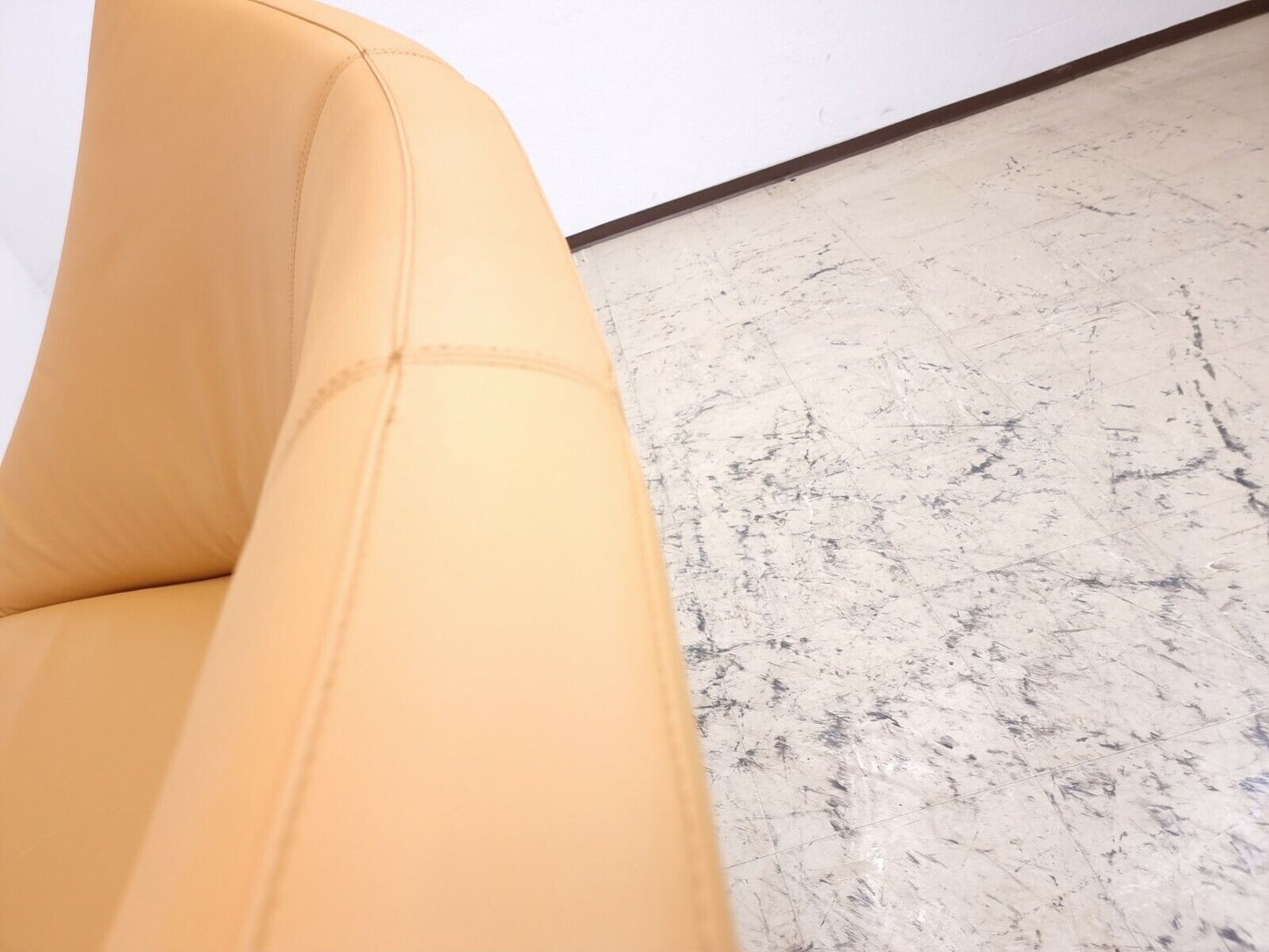 {{ product_title }} – {{ product_type }} von JS Furniture, Designer-Möbel gebraucht.
