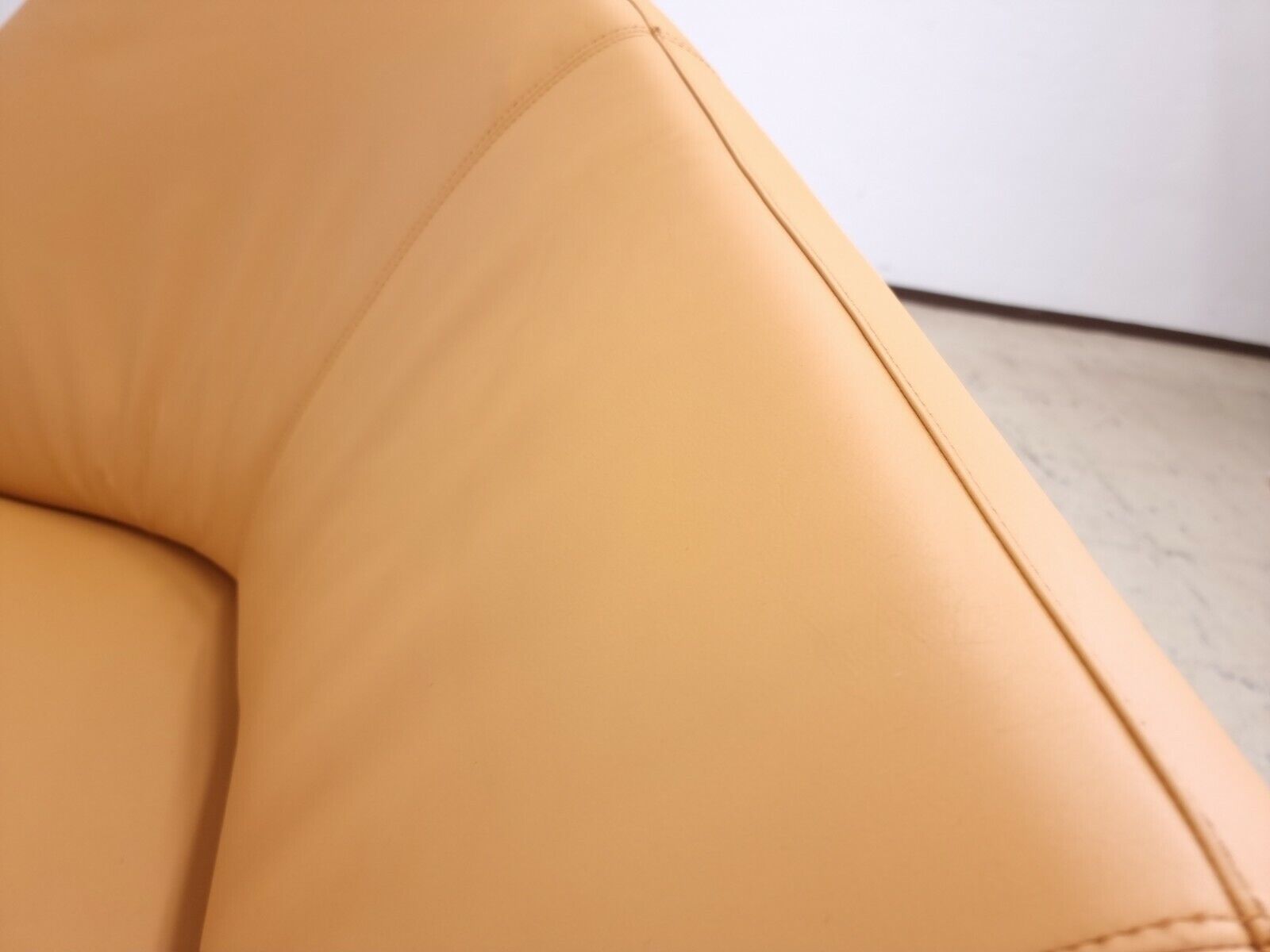 {{ product_title }} – {{ product_type }} von JS Furniture, Designer-Möbel gebraucht.
