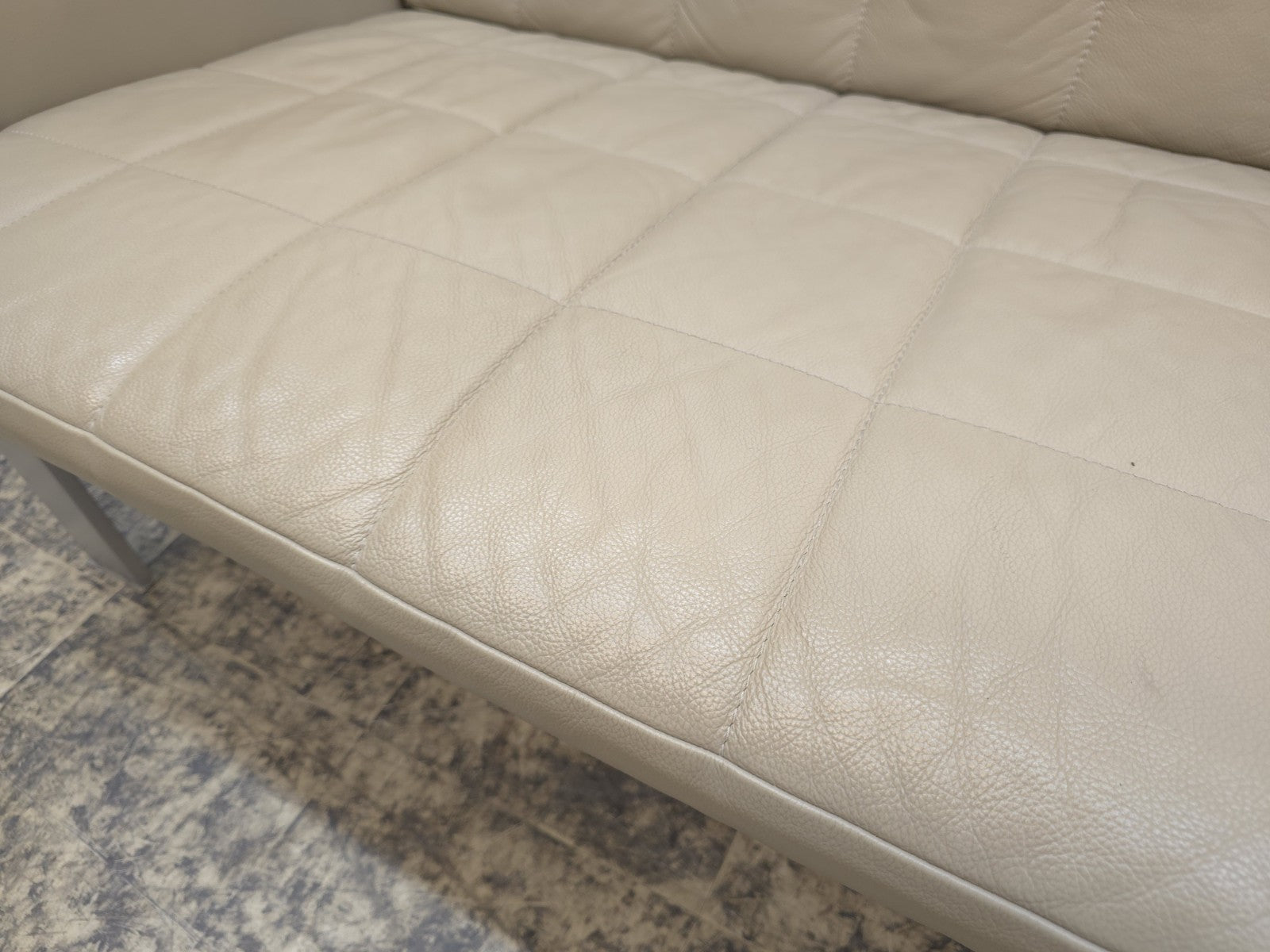{{ product_title }} – {{ product_type }} von JS Furniture, Designer-Möbel gebraucht.