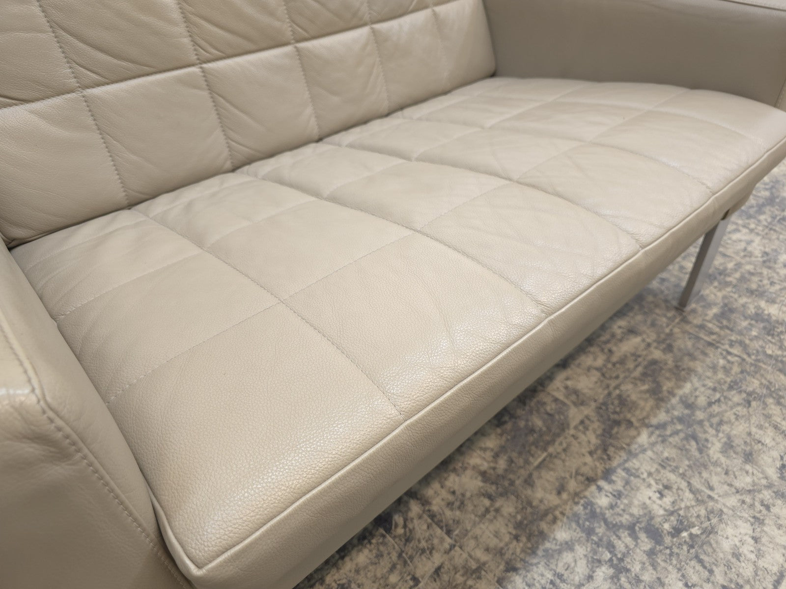 {{ product_title }} – {{ product_type }} von JS Furniture, Designer-Möbel gebraucht.