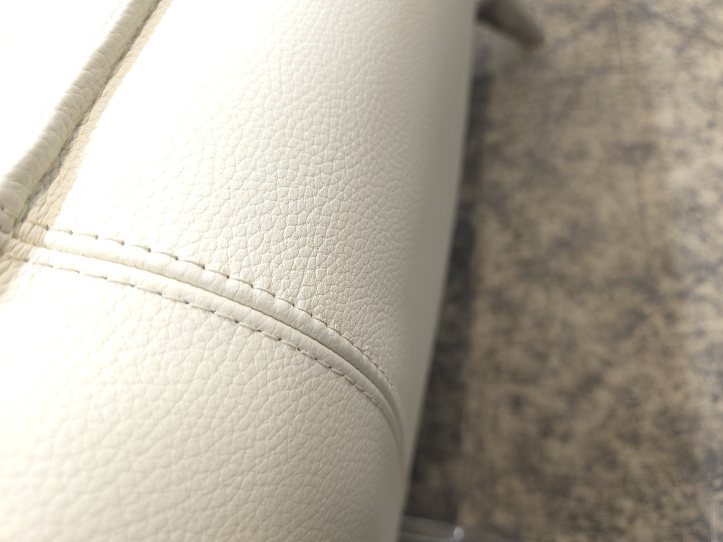 {{ product_title }} – {{ product_type }} von JS Furniture, Designer-Möbel gebraucht.