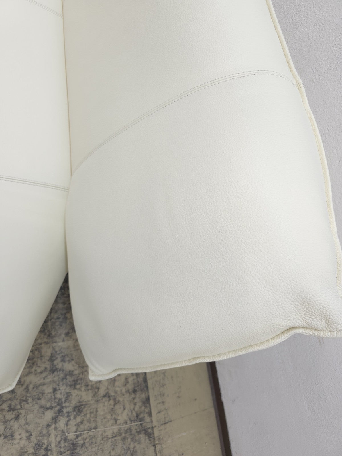{{ product_title }} – {{ product_type }} von JS Furniture, Designer-Möbel gebraucht.