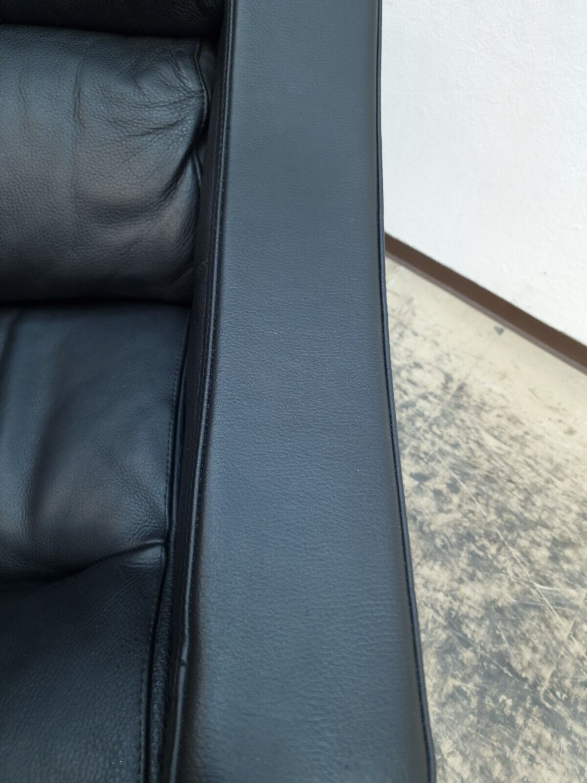 {{ product_title }} – {{ product_type }} von JS Furniture, Designer-Möbel gebraucht.