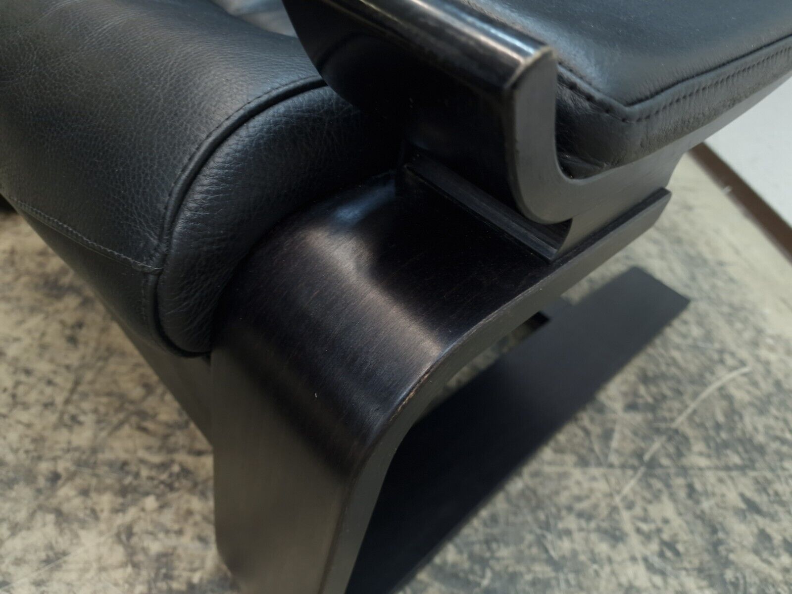 {{ product_title }} – {{ product_type }} von JS Furniture, Designer-Möbel gebraucht.