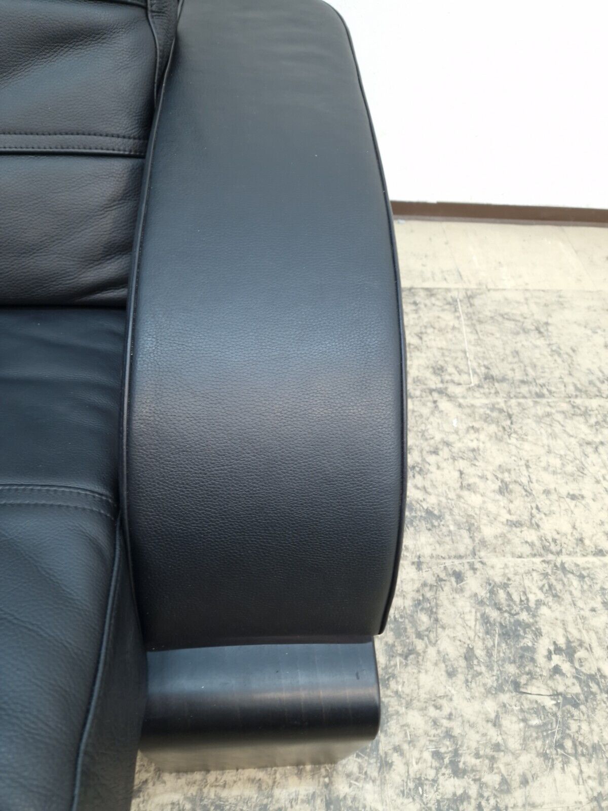 {{ product_title }} – {{ product_type }} von JS Furniture, Designer-Möbel gebraucht.