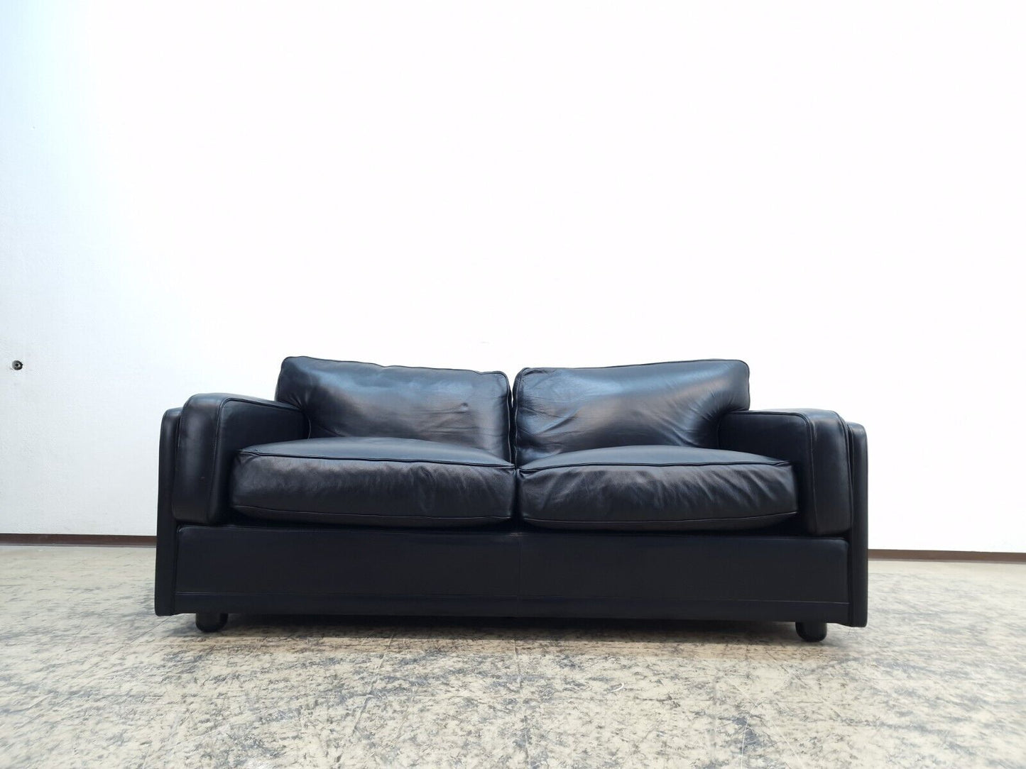 {{ product_title }} – {{ product_type }} von JS Furniture, Designer-Möbel gebraucht.