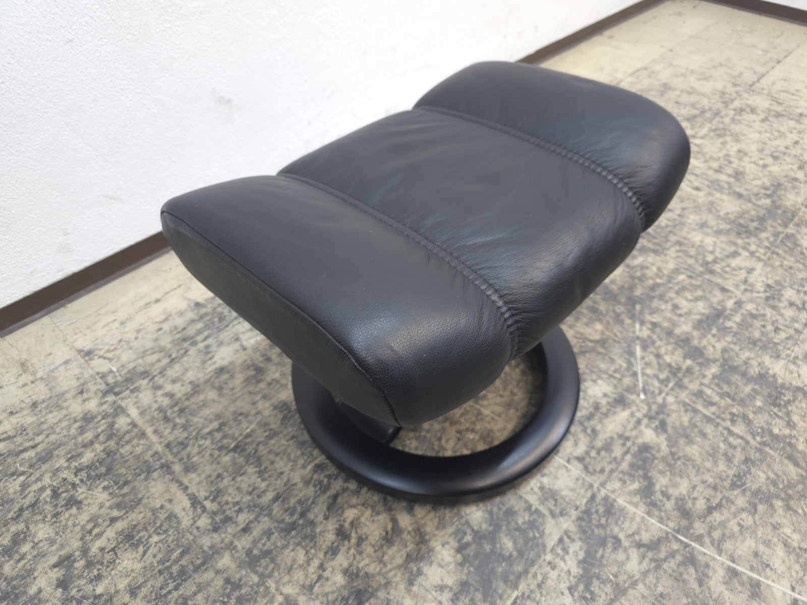 {{ product_title }} – {{ product_type }} von JS Furniture, Designer-Möbel gebraucht.