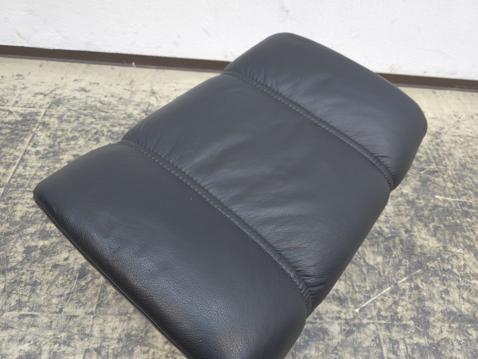 {{ product_title }} – {{ product_type }} von JS Furniture, Designer-Möbel gebraucht.