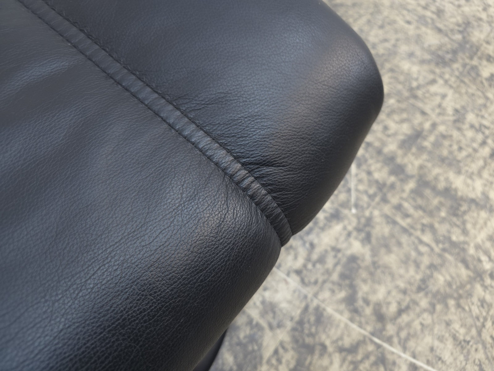 {{ product_title }} – {{ product_type }} von JS Furniture, Designer-Möbel gebraucht.