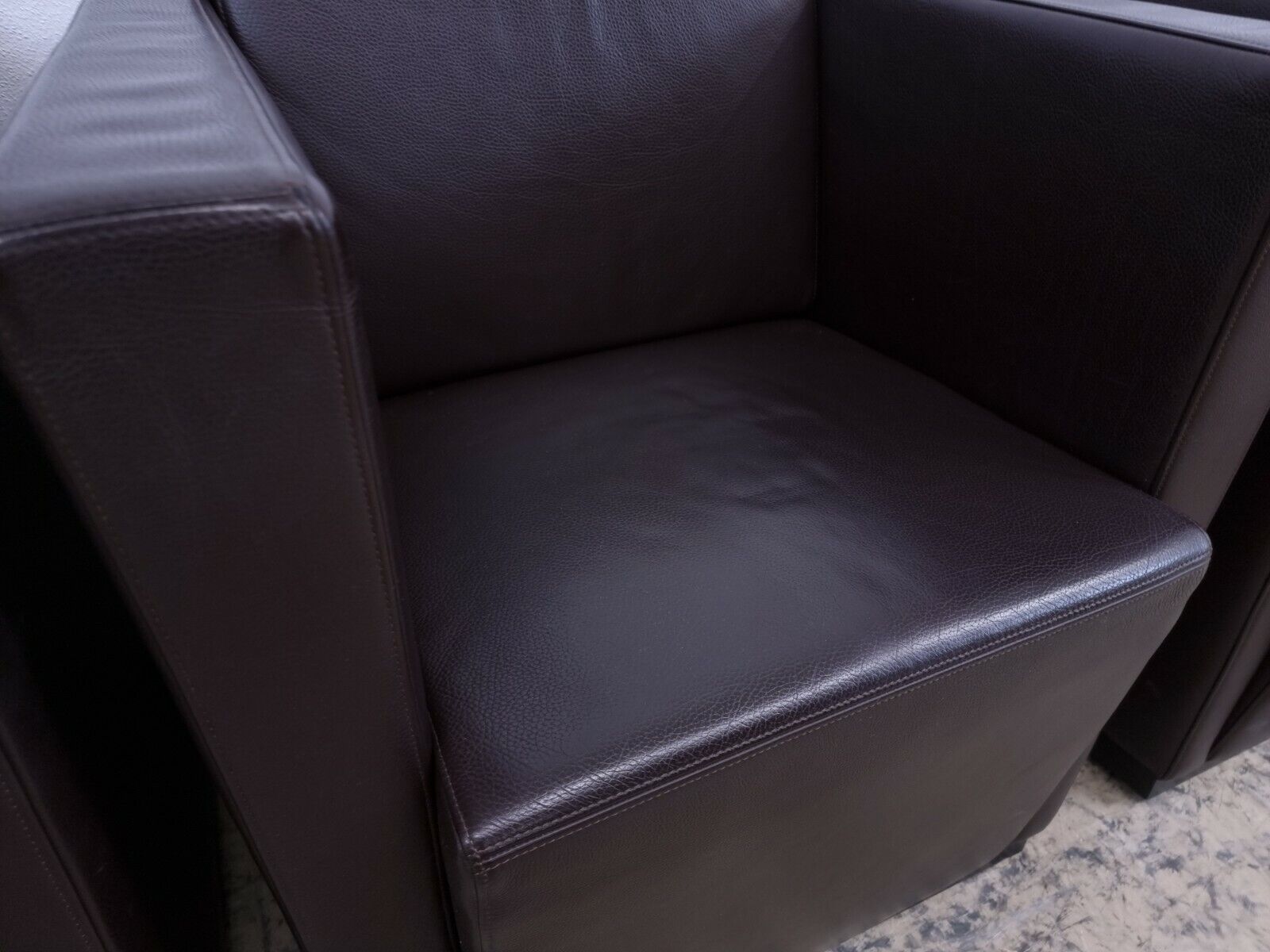 {{ product_title }} – {{ product_type }} von JS Furniture, Designer-Möbel gebraucht.