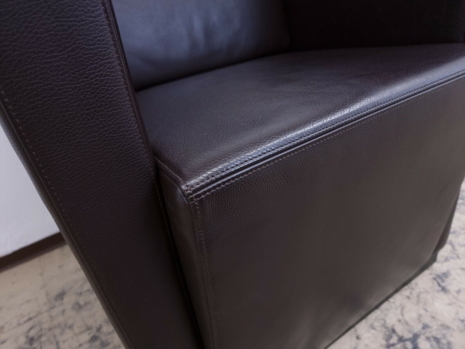 {{ product_title }} – {{ product_type }} von JS Furniture, Designer-Möbel gebraucht.