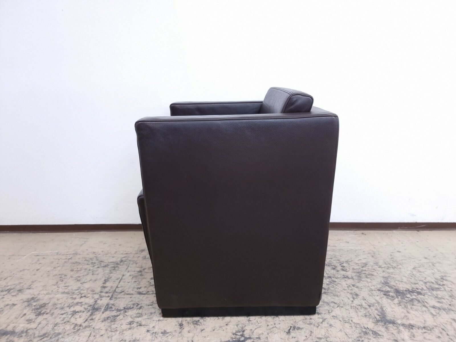 {{ product_title }} – {{ product_type }} von JS Furniture, Designer-Möbel gebraucht.
