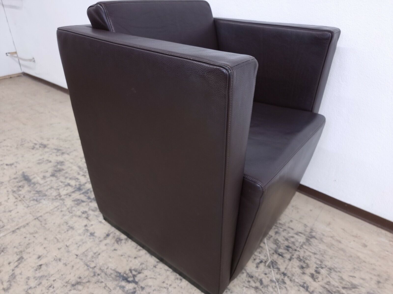 {{ product_title }} – {{ product_type }} von JS Furniture, Designer-Möbel gebraucht.