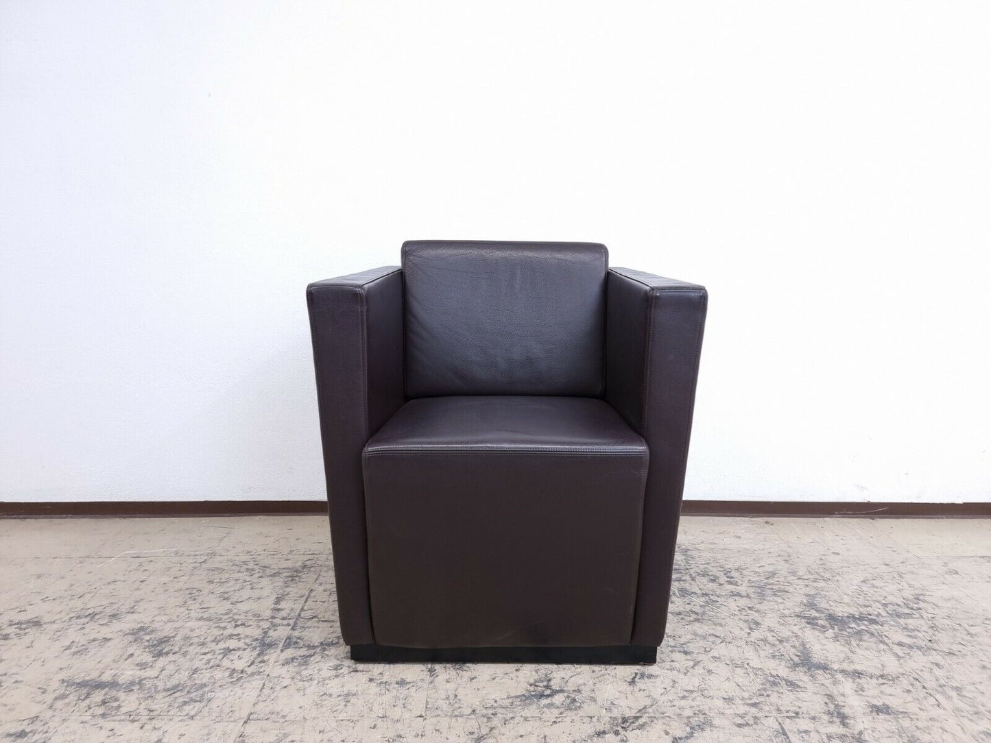 {{ product_title }} – {{ product_type }} von JS Furniture, Designer-Möbel gebraucht.