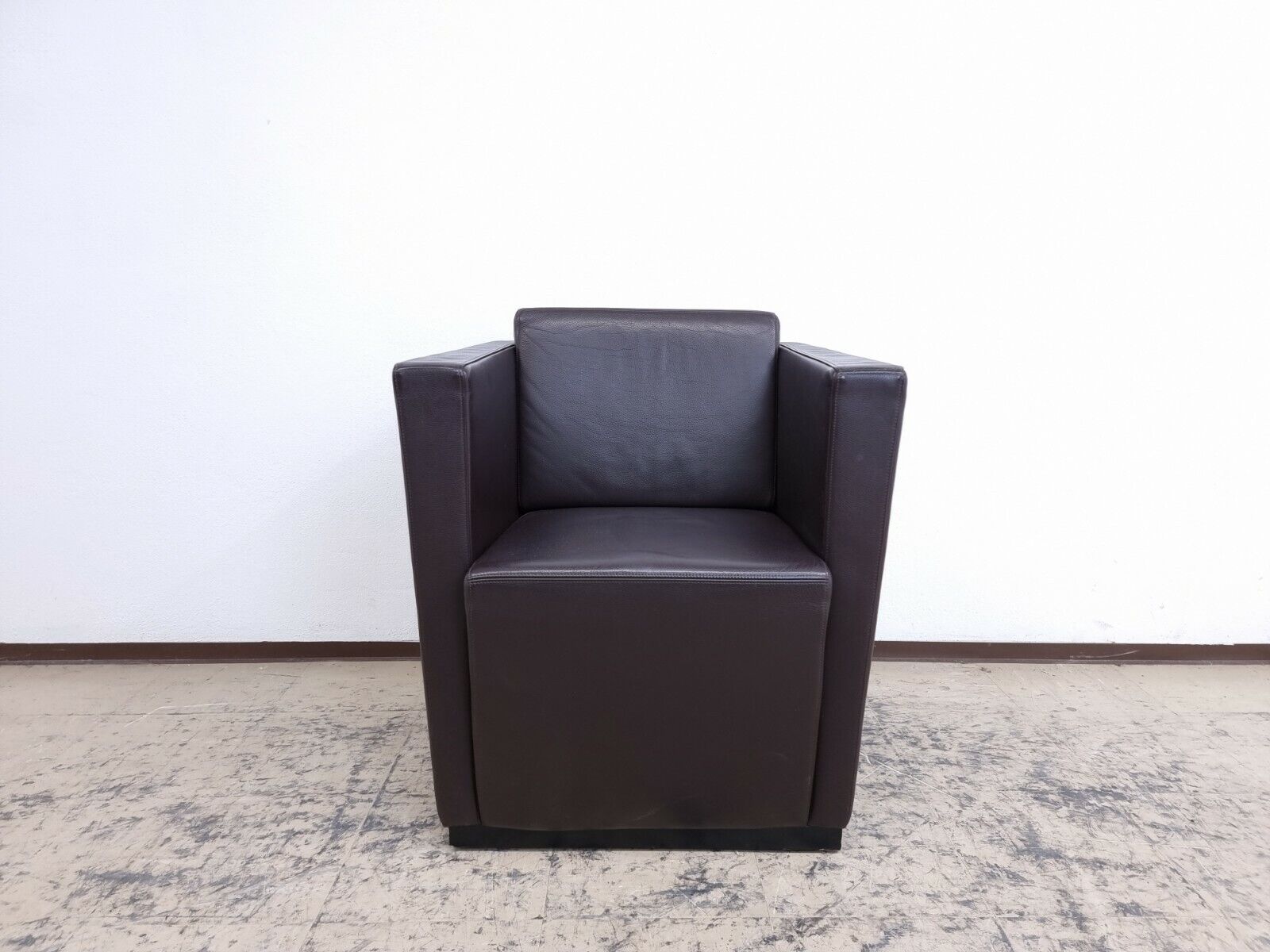 {{ product_title }} – {{ product_type }} von JS Furniture, Designer-Möbel gebraucht.