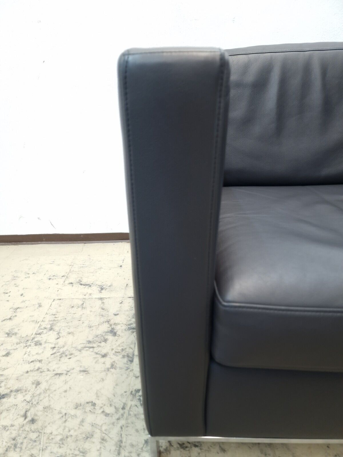 {{ product_title }} – {{ product_type }} von JS Furniture, Designer-Möbel gebraucht.