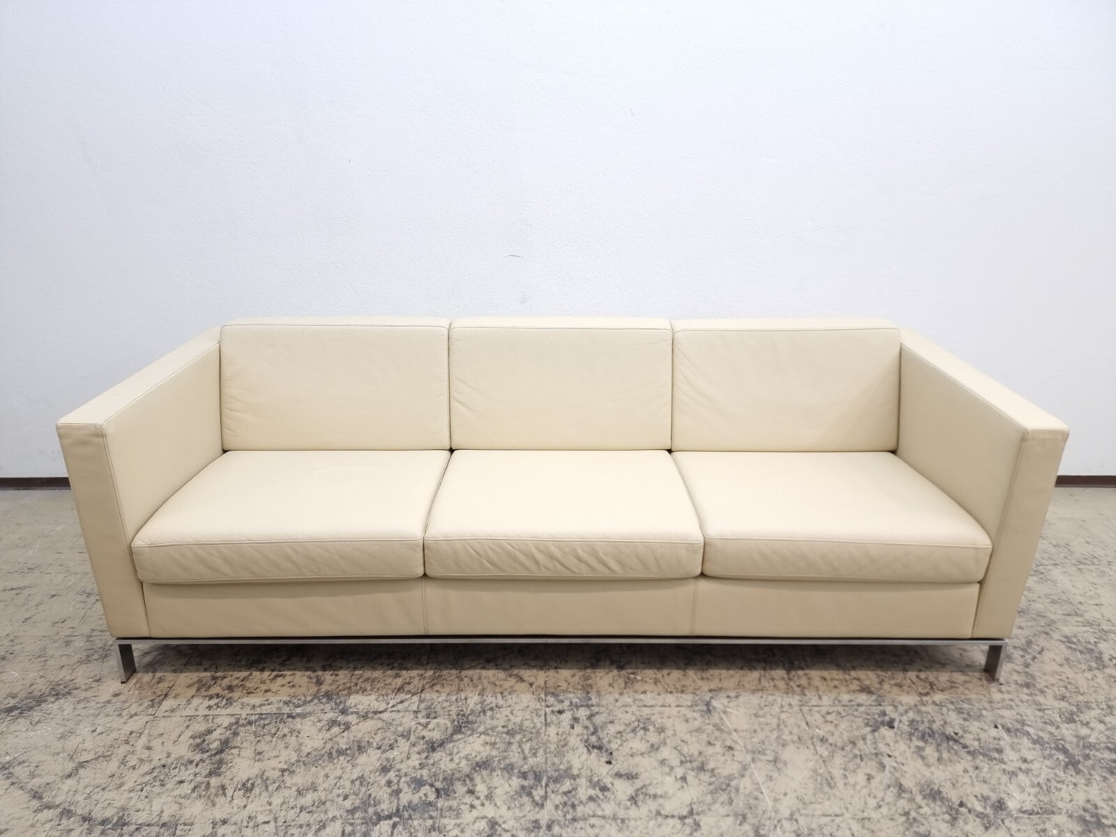 {{ product_title }} – {{ product_type }} von JS Furniture, Designer-Möbel gebraucht.
