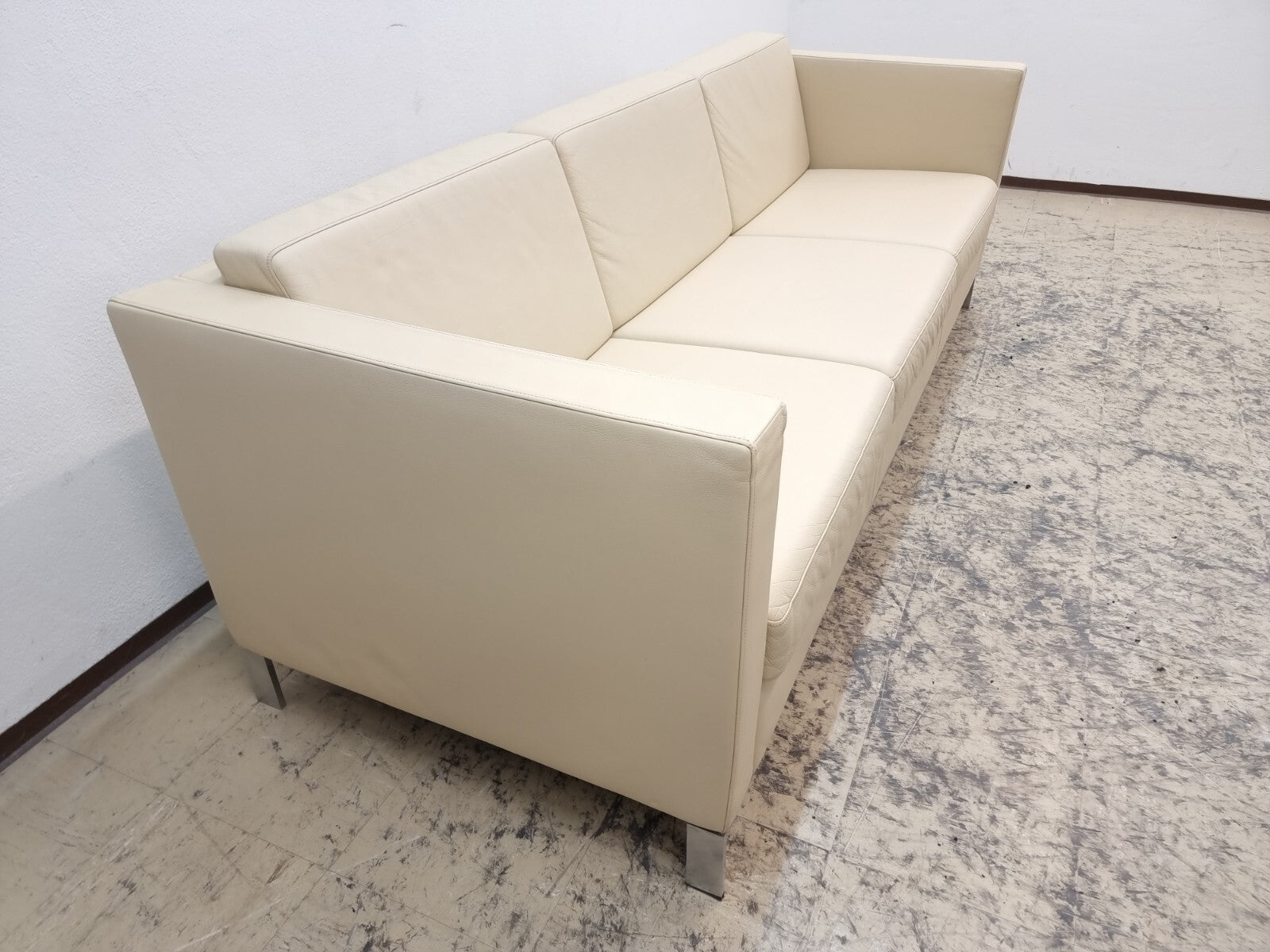 {{ product_title }} – {{ product_type }} von JS Furniture, Designer-Möbel gebraucht.