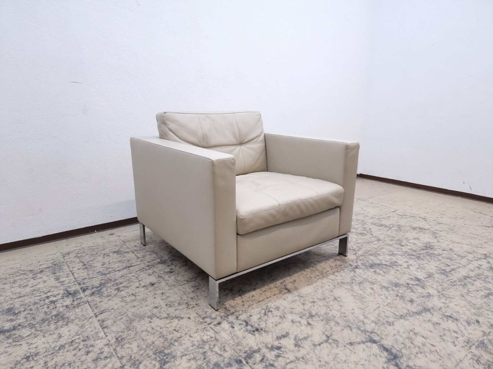 {{ product_title }} – {{ product_type }} von JS Furniture, Designer-Möbel gebraucht.
