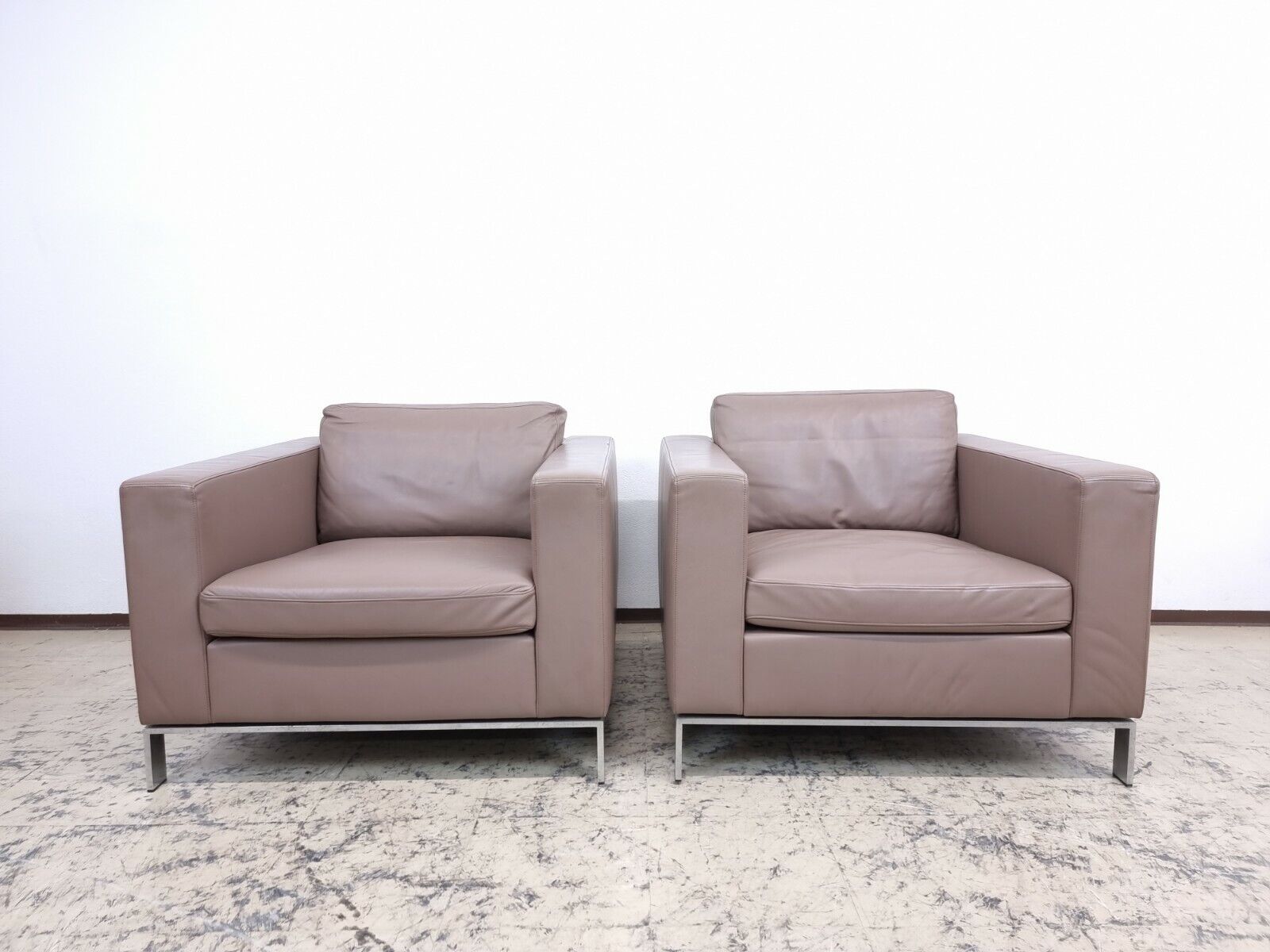 {{ product_title }} – {{ product_type }} von JS Furniture, Designer-Möbel gebraucht.