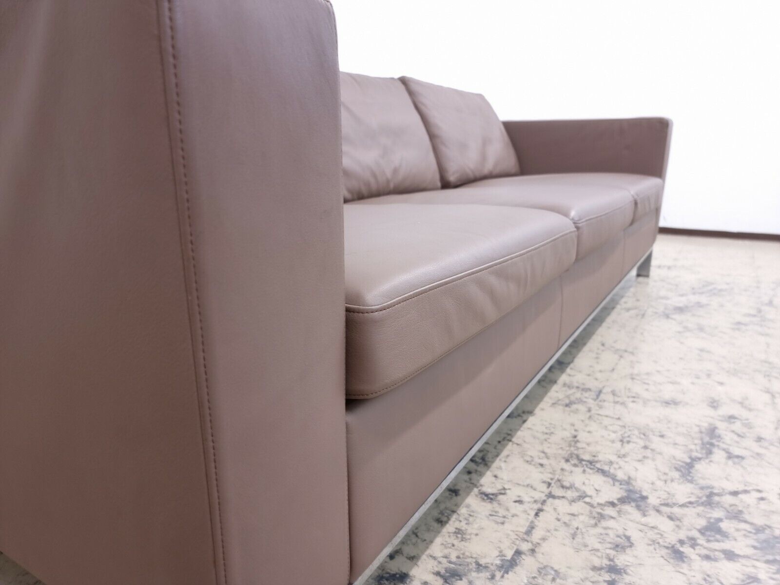 {{ product_title }} – {{ product_type }} von JS Furniture, Designer-Möbel gebraucht.