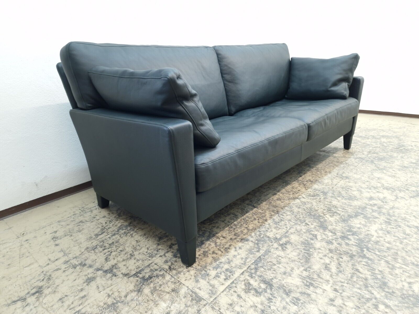 {{ product_title }} – {{ product_type }} von JS Furniture, Designer-Möbel gebraucht.