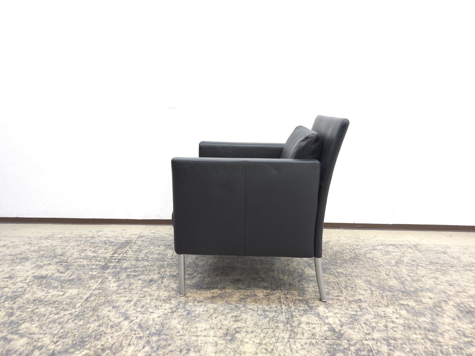{{ product_title }} – {{ product_type }} von JS Furniture, Designer-Möbel gebraucht.