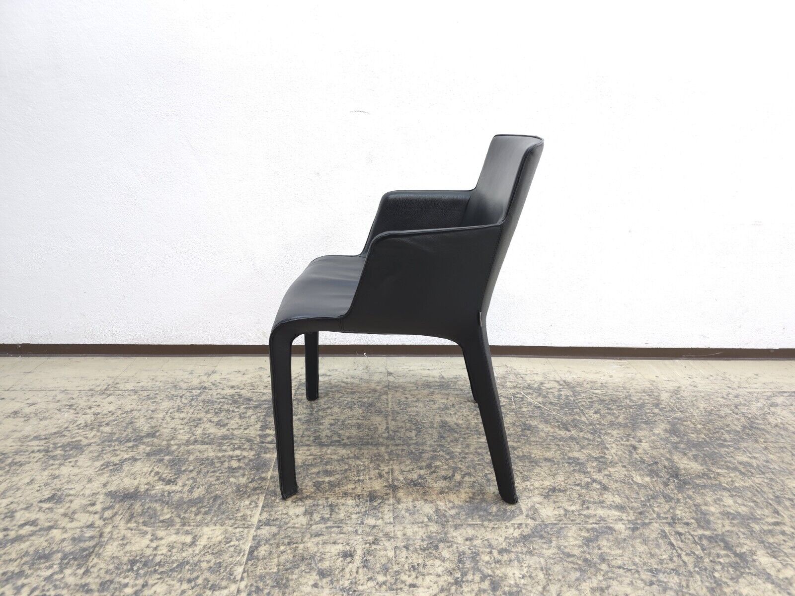 {{ product_title }} – {{ product_type }} von JS Furniture, Designer-Möbel gebraucht.