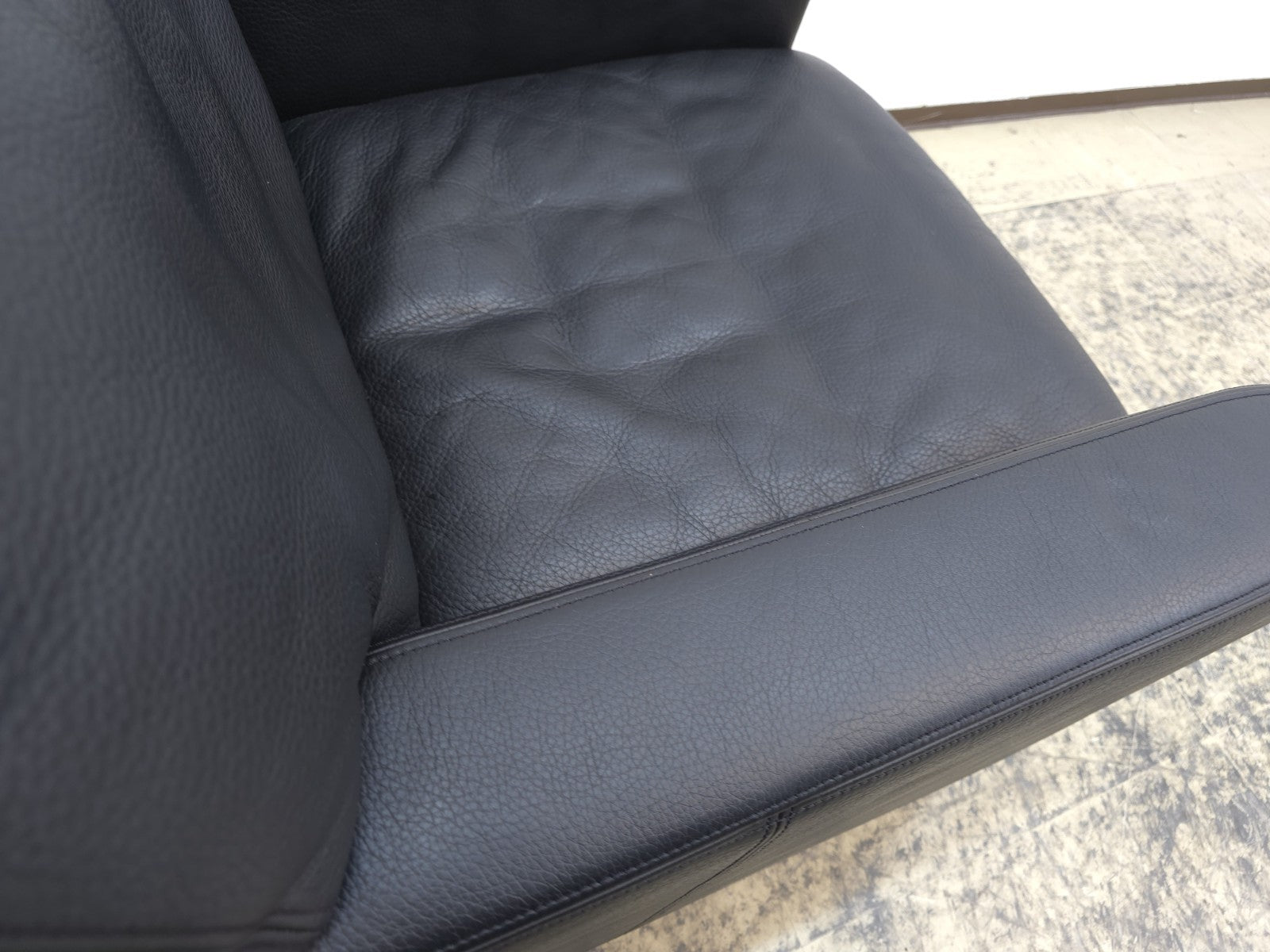 {{ product_title }} – {{ product_type }} von JS Furniture, Designer-Möbel gebraucht.
