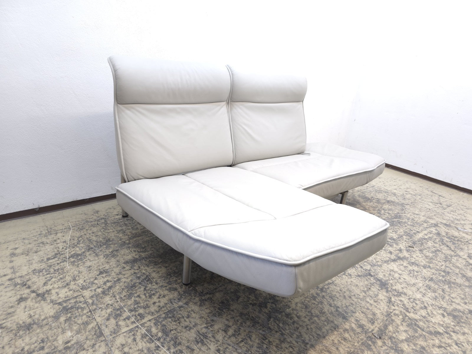 {{ product_title }} – {{ product_type }} von JS Furniture, Designer-Möbel gebraucht.