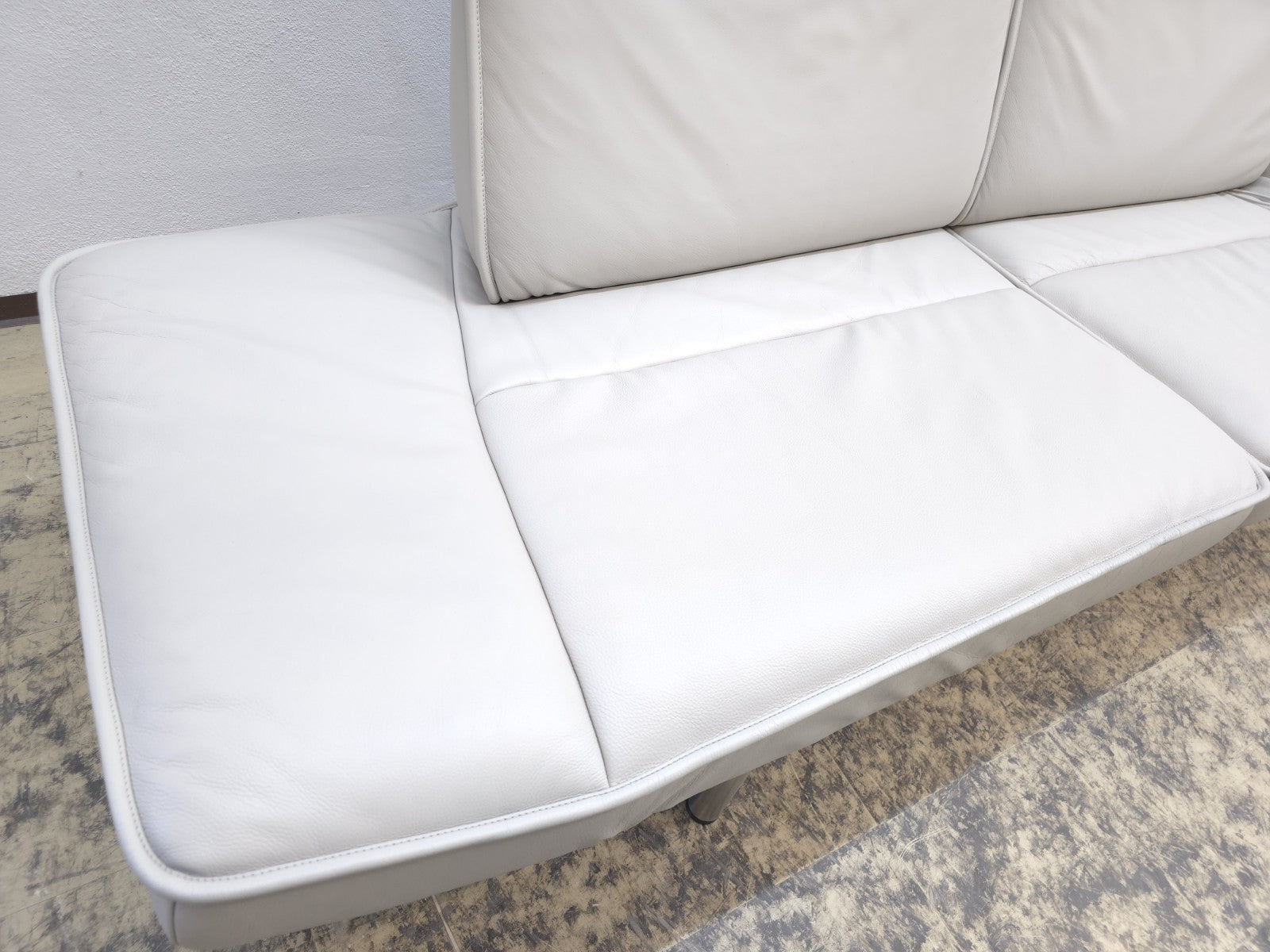 {{ product_title }} – {{ product_type }} von JS Furniture, Designer-Möbel gebraucht.