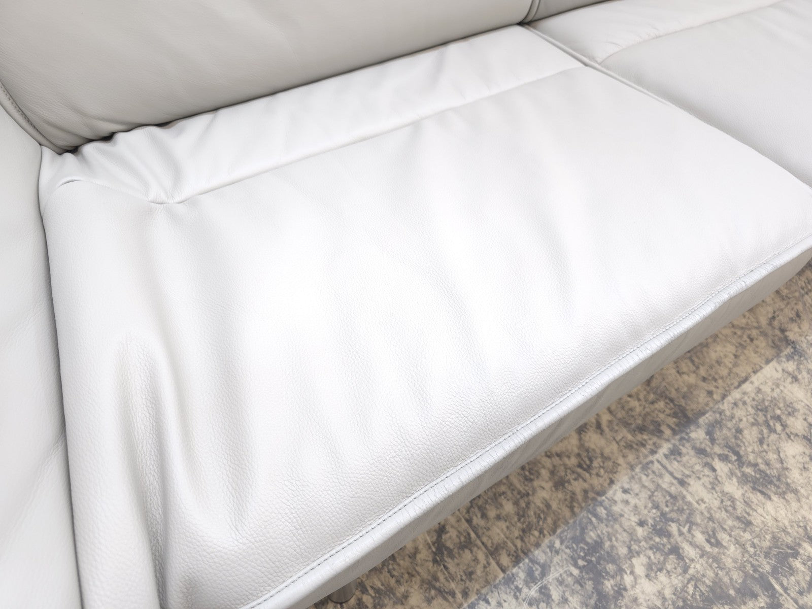 {{ product_title }} – {{ product_type }} von JS Furniture, Designer-Möbel gebraucht.